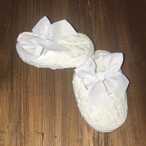White Lace Baby Shoes (size 6-12m)